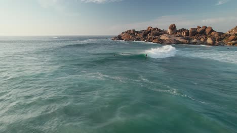 Kapstadt,-Südafrika-–-Surfer-Genießen-Die-Schäumenden-Weißen-Wellen-Des-Ozeans-Im-Küstenvorort-Llandudno-–-Drohnenaufnahme-Aus-Der-Umlaufbahn