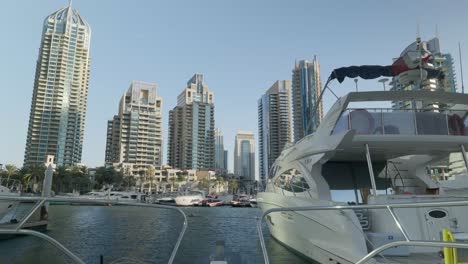 Vista-En-Yate-De-Dubai-Turismo-Estilo-Pov-Puesta-De-Sol-Y-Giro-Y-Flotación
