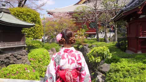 Japanese-geisha-in-temple-garden