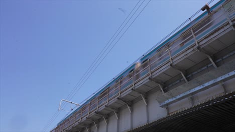 Zug-In-Japan,-U-Bahnstation,-Tokio