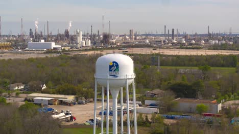 Drohnenansicht-Von-Baytown,-Texas,-Wasserturm-Und-Raffinerie-Im-Hintergrund