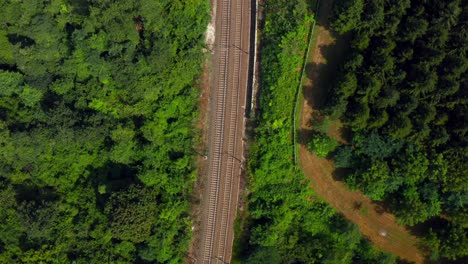 Ferrocarril-A-Través-Del-Paisaje-Rural.-Vista-Aérea-De-Arriba-Hacia-Abajo