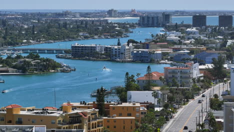 Establecimiento-De-Una-Toma-Remota-Con-Drones-De-La-Vía-Fluvial-Introcostera-De-Florida-Y-El-Tráfico-De-Bienes-Raíces-De-Lujo-Y-Automóviles-En-Barco