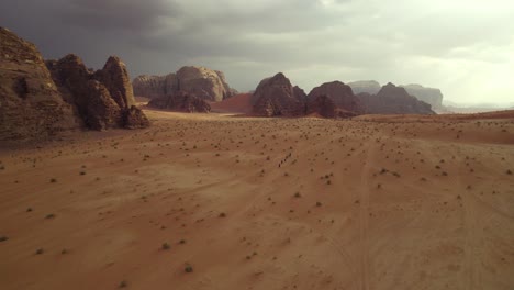 Malerische,-Atemberaubende-Wüstenlandschaft-Im-Nahen-Osten,-Wadi-Rum,-Jordanien,-Luftaufnahme