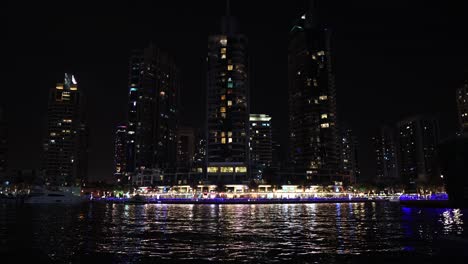 Nacht-In-Dubai-Marina,-Vereinigte-Arabische-Emirate,-Lichtreflexion-Auf-Wasser-Und-Türmen