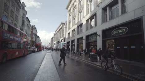 Vista-En-Primera-Persona-Del-Autobús-De-Dos-Pisos-En-Oxford-Street-Con-Gente-Caminando