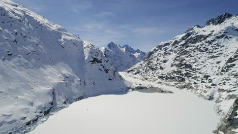 Montaña-Cubierta-De-Nieve-Y-Lago-Congelado-En-Suiza