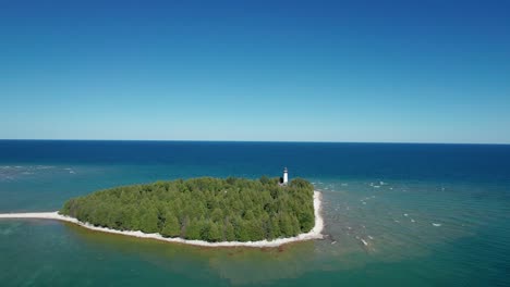 Drohnen-Luftaufnahme-Eines-Leuchtturms-Am-Ufer-Des-Lake-Michigan