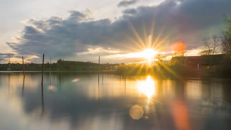 Sonnenuntergang-An-Einem-See-In-Der-Schweiz