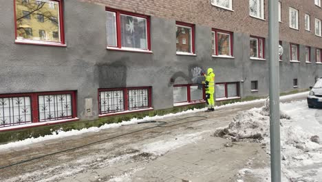 Arbeiter-Entfernt-Graffiti-Von-Der-Außenwand-Eines-Gebäudes-In-Stockholm