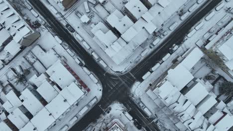 Stadtkreuzung-In-Den-USA-In-Schneebedeckter-Amerikanischer-Stadt-Nach-Einem-Schneesturm