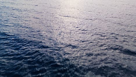 La-Luz-Del-Atardecer-De-La-Hora-Dorada-Brilla-Sobre-Las-Olas-Del-Océano-Azul-Profundo