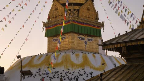 Nahaufnahme-Der-Hauptstupa-Im-Affentempel-Bei-Sonnenaufgang,-Kathmandu,-Nepal