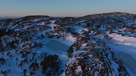 Luftaufnahme-Der-Schneebedeckten-Berglandschaft-In-Der-Nähe-Von-Bessaker-In-Trondelag,-Norwegen