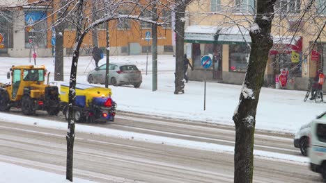Krankenwagen,-Schneepflug-Und-Straßenverkehr-Im-Winter-Stockholm