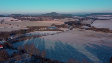 Luftaufnahme-Des-Berges-Velky-Blaník-Im-Winter-Mit-Schnee-In-Böhmen,-Tschechien