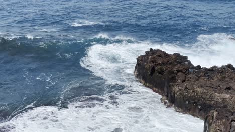 Große,-Kräftige-Wellen-Krachen-An-Einem-Sonnigen-Tag-Gegen-Die-Felsen-Im-Ozean