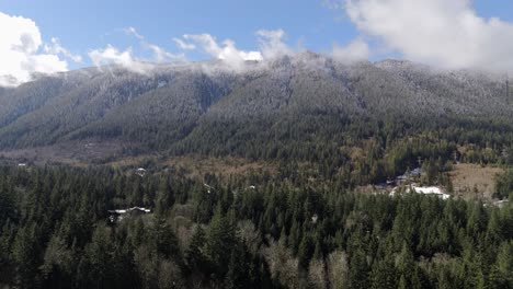 Neblige-Bergkette-Und-Schneebedeckter-Wald-Rückwärtsaufnahme-Der-Landschaft-Im-US-Bundesstaat-Washington-Im-Pazifischen-Nordwesten-An-Einem-Teilweise-Bewölkten-Tag