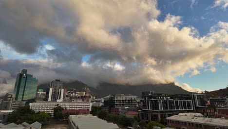 Kapstadt-Stadt-Im-Zeitraffer-Von-Tag-Zu-Nacht-Unter-Dramatischem-Himmel,-Südafrika