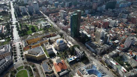 Transformando-Tirana:-Paisaje-Urbano-En-Evolución-Con-Torres-De-Gran-Altura-Que-Remodelan-El-Diseño-Urbano,-Lo-Que-Significa-Progreso-Y-Renovación-En-La-Capital-De-Albania.