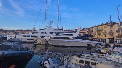 Yates-Y-Barcos-En-El-Puerto-De-Saint-Tropez,-Francia.