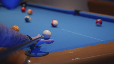 Ein-Snookerspieler-Auf-Dem-Snookertisch