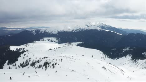 Montañas-Ciucas-Cubiertas-De-Nieve-Bajo-Un-Cielo-Nublado,-Amplio-Paisaje-Invernal,-Durante-El-Día