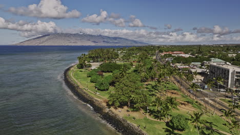 Kihei-Maui-Hawaii-Luftaufnahme-Eines-V7-Drohnenüberflugs-über-Kalama-Park-Entlang-Der-South-Kihei-Road,-Der-Die-Aussicht-Auf-Das-Stadtzentrum-Und-Den-West-Maui-Mountain-In-Der-Skyline-Einfängt-–-Aufgenommen-Mit-Mavic-3-Cine-–-Dezember-2022