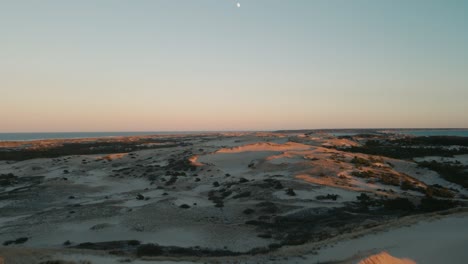 Toma-Aérea-En-Ascenso-Que-Muestra-Las-Vastas-Dunas-De-Arena-De-Provincetown-Al-Atardecer