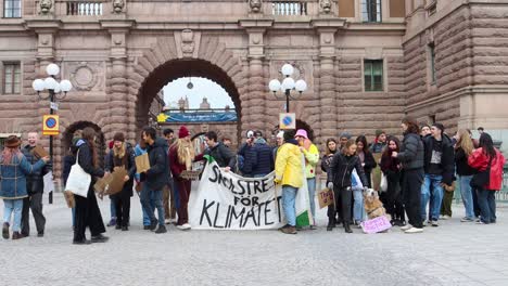 Viernes-Para-Futuros-Huelguistas-Escolares-Fotografiados-Por-El-Parlamento-Sueco
