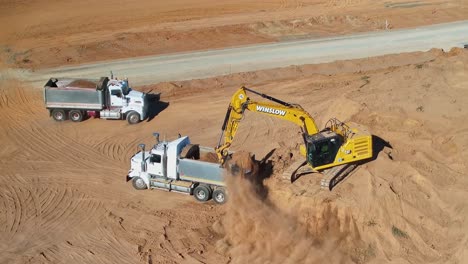 Yarrawonga,-Victoria,-Australien-–-8.-März-2024:-Zwei-Kipplaster-Arbeiten-Mit-Einem-Bagger-Zusammen,-Um-Erde-Auf-Der-Baustelle-Des-Silverwoods-Estate-In-Yarrawonga-Zu-Bewegen