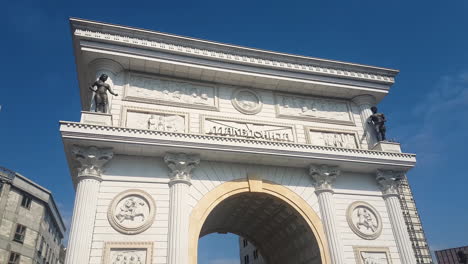 Porta-Macedonia,-Triumph-Gate-Arch-in-Center-of-Skopje,-North-Macedonia-on-Sunny-Summer-Day