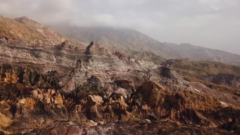 Schichten-Luxuriöser-Farbpalette-In-Der-Natur-Salzmineralberg-Im-Iran-Natürliche-Attraktion-Wandern-In-Der-Wüste-Bergklima-Im-Sommer-Gipfel-Wolken-Nebel-Hintergrund-Dunstiger-Tag-Horizont-Panorama-Luftbild