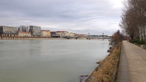 Lyon's-Riverside-Promenade-Shrouded,-Offering-a-Charming-Urban-Escape-on-a-Frosty-Day