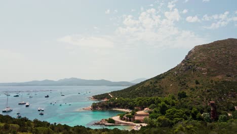 Saborea-El-Encanto-De-Spiaggia-Di-Cala-Moresca,-Donde-Las-Arenas-Prístinas-Se-Encuentran-Con-Aguas-Azules-En-Un-Tranquilo-Oasis-Costero