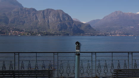 Ciudad-De-Bellagio,-Lombardía,-Italia---Una-Visión-Del-Lago-Como-Desde-El-Famoso-Paseo-Marítimo-Frente-Al-Lago,-Lungolago-Europa---Drone-Volando-Hacia-Adelante