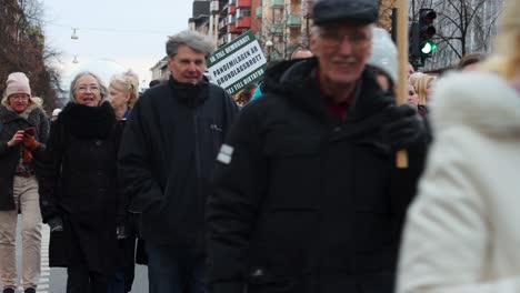 Marcha-De-Protesta-Por-La-Regulación-De-Covid-En-Estocolmo,-Suecia,-Vista-Cercana