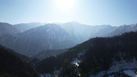 Amanecer-Sobre-Cadenas-Montañosas-Cubiertas-De-Nieve-En-El-Valle-De-Neelum,-Cachemira.