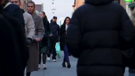 Slomo-De-Gente-En-La-Concurrida-Calle-Comercial-Peatonal,-Estocolmo,-Suecia