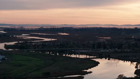 Wunderschöner-Sonnenuntergang-Aus-Der-Luft-Auf-Die-Bay-Area-Außerhalb-Des-Napa-Valley,-Kalifornien