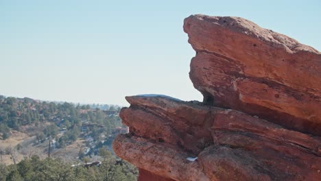 Formaciones-De-Arenisca-Roja-En-El-Jardín-De-Los-Dioses-Con-Cielo-Azul-Claro,-Colorado-Springs,-Mediodía