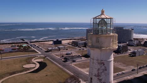 Faro-De-La-Costa-De-Jersey-Revelado-Con-Un-Movimiento-Aéreo-Hacia-Atrás-Enmarcado-A-La-Derecha