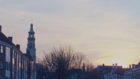 Ein-Wunderschöner-Filmischer-Blick-Auf-Eine-Europäische-Straße-In-Den-Niederlanden-Mit-Häusern,-Himmel,-Dach-Und-Authentischer-Stadtarchitektur-Im-Niederländischen-Stil-Mit-Sonnenuntergang-Und-Sonnenlicht