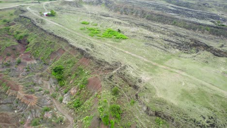 Während-Die-Drohne-Anmutig-Aufsteigt,-Entfaltet-Sich-Unter-Ihnen-Eine-Surreale-Landschaft,-Die-Den-Blick-Auf-Die-Komplexe-Wüstenlandschaft-Aus-Grauem-Sand,-Geformten-Canyons-Und-Verwitterten-Felsformationen-Freigibt.