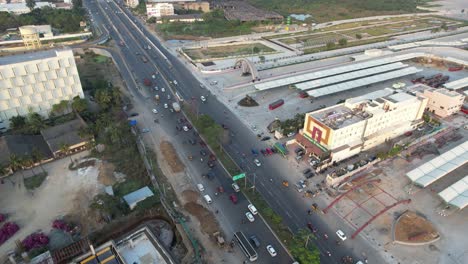 Toma-Aérea-De-Un-Dron-De-La-Estación-De-Autobuses-En-La-Terminal-De-Autobuses-De-Kilambakkam,-Terminal-De-Autobuses-Oficialmente-Centenaria-De-Kalaignar