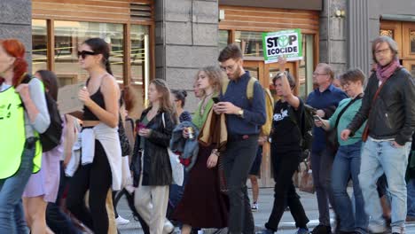 Demonstranten-Marschieren-Mit-„Stoppt-Den-Ökozid“-Schildern,-Schwedische-Umweltkundgebung