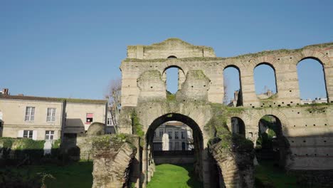 Ruinen-Eines-Römischen-Amphitheaters-In-Bordeaux,-Frankreich,-Mit-Verbleibenden-Steinbögen-In-Der-Nähe-Von-Wohngebieten,-Luftaufnahme-Von-Links