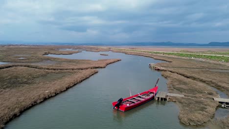 Luftaufnahme-Eines-Roten-Bootes-Im-Delta-Des-Flusses-Evros,-Ruhiger-Herbsttag,-4K-Aufnahmen