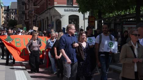 Demonstranten-Marschieren-Bei-Umweltdemonstration-In-Schweden,-Zeitlupe