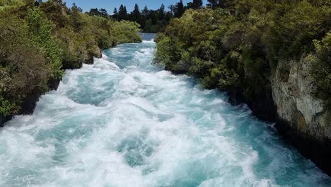 Zeitlupe-Der-Spektakulären-Stromschnellen-Der-Huka-Falls,-Die-Durch-Den-Canyon-Fließen,-Umgeben-Von-Einheimischem-Buschland-In-Neuseeland